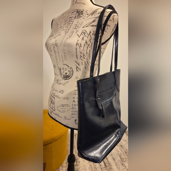 Chic Navy Tote Bag - Picture 4 of 16